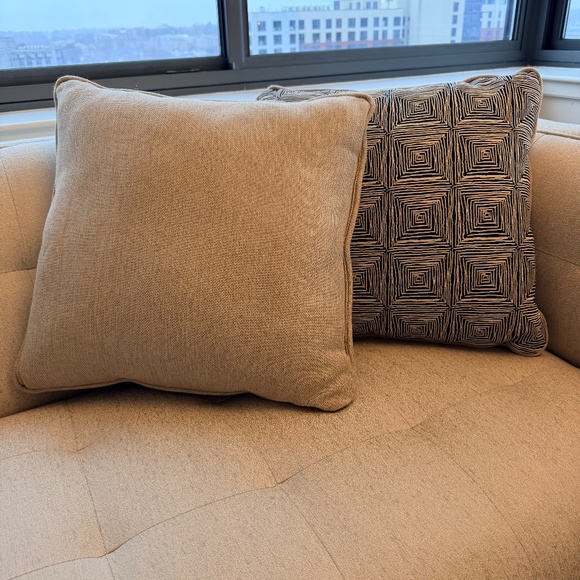 Perfect pair of pillows - Picture 2 of 2